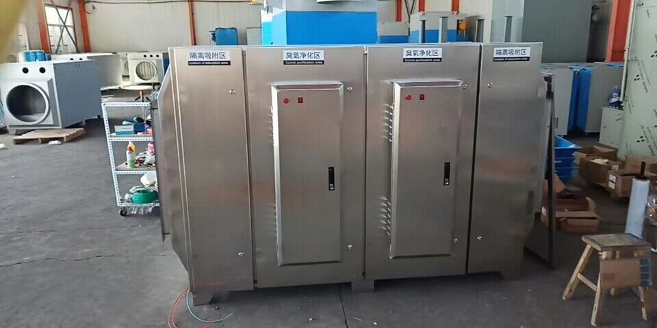 塑料制品車間廢氣處理設(shè)備無(wú)任何機(jī)械動(dòng)作，無(wú)噪音，無(wú)需專人管理和日常維護(hù)，只需作定期檢查，本設(shè)備能耗低，設(shè)備風(fēng)阻極低＜50pa,可節(jié)約大量排風(fēng)動(dòng)力能耗。
